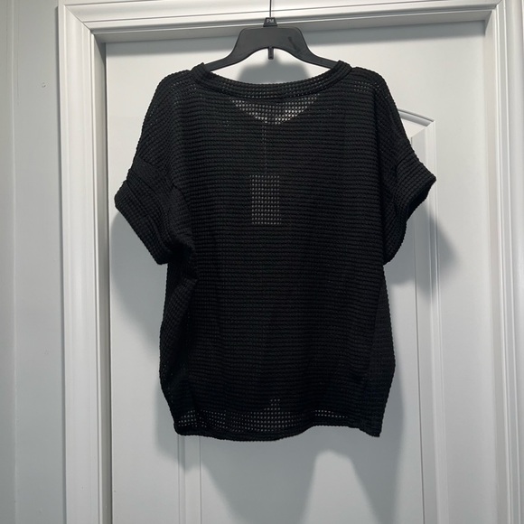 Andree By Unit, NWT, V neck, waffle knit top with cuffed short sleeves. Size L - Picture 2 of 5